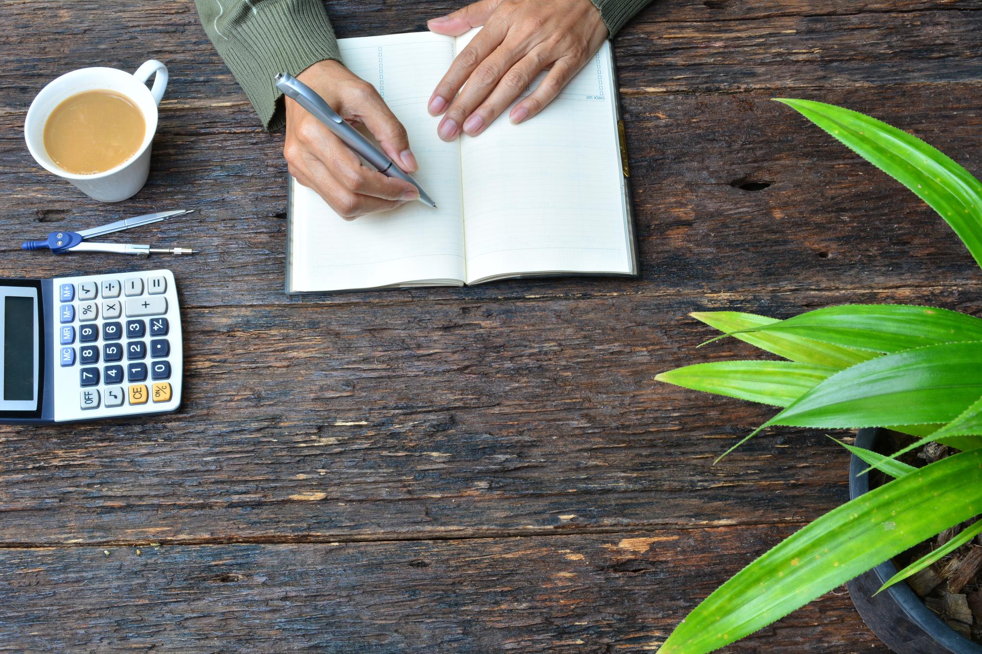 Person mit Finanzplan und Notizen